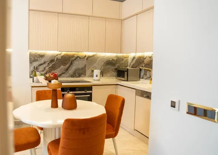 Sea View In The Center Of דירה *